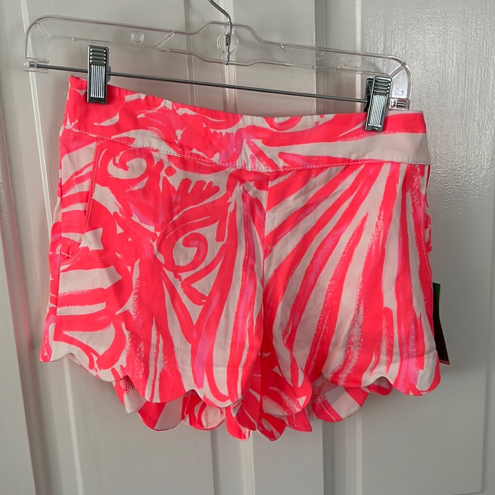 🆕 Lilly Pulitzer Dahlia Short. Scalloped hem. Pink & white. Size S.